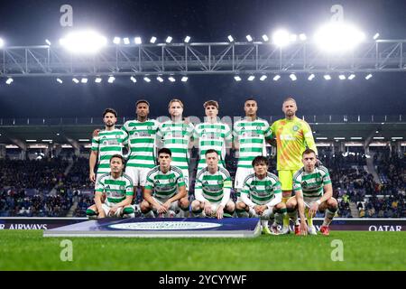 Bergame, Italie. 23 octobre 2024. Le Celtic FC débutant onze lignes pour une photo d'équipe avant le coup d'envoi, rangée arrière ( de gauche à droite ) ; Nicolas Kuhn, Auston Trusty, Liam Scales, Arne Engels, Adam Idah et Kasper Schmeichel, première ligne ( de gauche à droite ) ; Daizen Maeda, Alex Valle, Callum McGregor, Reo Hatate et Alistair Johnston, dans le match de Ligue des Champions de l'UEFA au Stadio di Bergamo, Bergame. Le crédit photo devrait se lire : Jonathan Moscrop/Sportimage crédit : Sportimage Ltd/Alamy Live News Banque D'Images