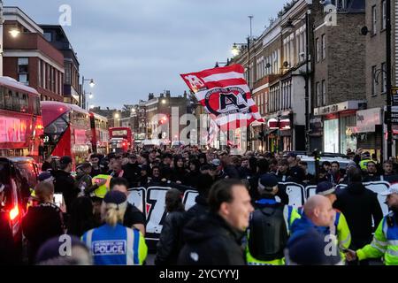 Londres, Royaume-Uni. 24 octobre 2024. LONDRES, ANGLETERRE - 24 OCTOBRE : fans et supporters de l'AZ Alkmaar agitant des drapeaux lors d'un match de phase MD3 de l'UEFA Europa League 2024/25 entre Tottenham Hotspur et l'AZ Alkmaar au stade Tottenham Hotspur le 24 octobre 2024 à Londres, en Angleterre. (Photo de Ed van de Pol/Orange Pictures) crédit : Orange pics BV/Alamy Live News Banque D'Images