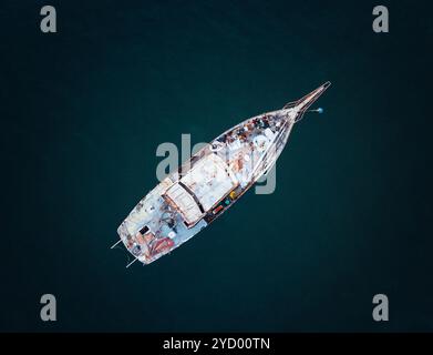 Bateau de pêche rouillé et abandonné Banque D'Images