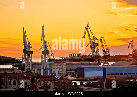 Ville de grues de chantier naval de Pula, Istrie vue coucher du soleil région de la Croatie Banque D'Images