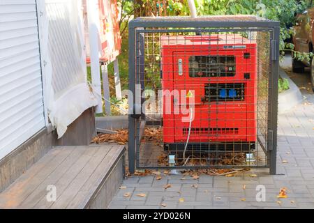 Générateur d'énergie diesel extérieur. Générateur d'alimentation électrique placé sur le trottoir de la rue. Générateurs pour petites entreprises. Journée ensoleillée. Banque D'Images