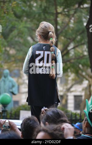 Fans célébrant le champion WNBA New York Liberty lors d'un défilé de victoire dans Lower Manhattan. Banque D'Images