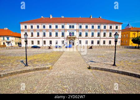 Vieille place pavée dans la ville historique de Tvrdja d'Osijek Banque D'Images