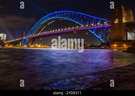 Sydney Harbour Bridge illuminé de couleurs bleues Banque D'Images