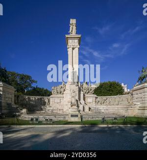 Editorial Cadix, Espagne - 02 octobre 2024 : L'imposant monument blanc de la Plaza de España à Cadix, dédié à la Constitution espagnole de 1812. Banque D'Images