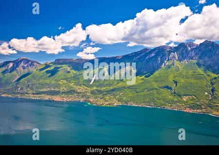 Lago di Garda et falaises de haute montagne au-dessus de Malcesine vue Banque D'Images