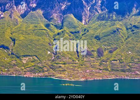 Lago di Garda et falaises de haute montagne au-dessus de Malcesine vue Banque D'Images