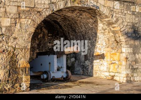 Canon historique dans une enceinte fortifiée voûtée dans les vieux murs et fortifications à Old Portsmouth, Hampshire, Royaume-Uni Banque D'Images