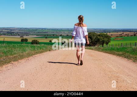 Marcher le long des routes de campagne Banque D'Images