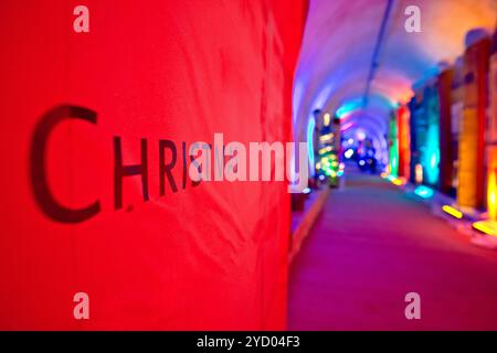 Lumières de noël de l'Avent de Zagreb et vue de panneau rouge Banque D'Images