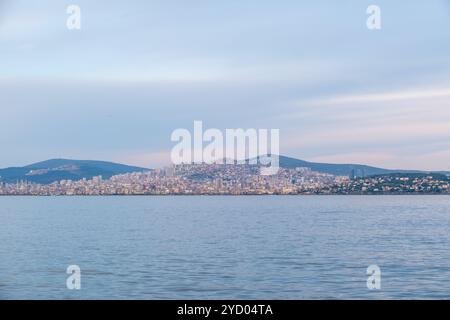 Vue panoramique sur la plage de Maltepe à Istanbul, avec le paysage urbain côtier avec des collines en arrière-plan, mettant en évidence le paysage urbain et serein Banque D'Images