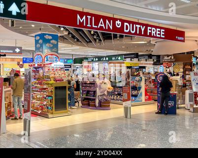 Ferno, Milan-Malpensa, Italie - 29 septembre 2024 : zone commerciale hors taxes à l'intérieur du terminal 1 de l'aéroport international de Milan Malpensa. Banque D'Images