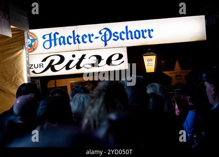 Hambourg, Allemagne. 24 octobre 2024. Les clients se tiennent devant le pub culte 'Zur Ritze' dans le quartier de Kiez à Hambourg. Le pub a célébré son 50e anniversaire ce soir-là. Crédit : Daniel Bockwoldt/dpa/Alamy Live News Banque D'Images