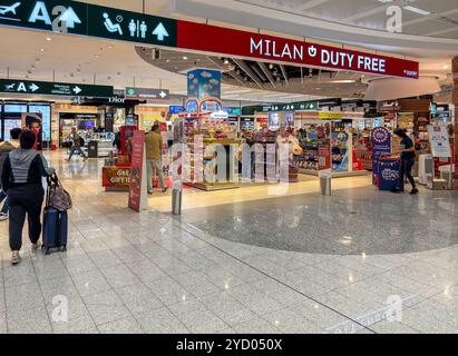 Ferno, Milan-Malpensa, Italie - 29 septembre 2024 : zone commerciale hors taxes à l'intérieur du terminal 1 de l'aéroport international de Milan Malpensa. Banque D'Images