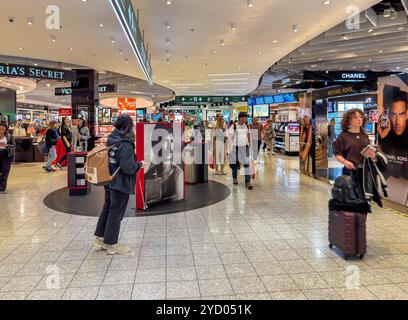 Ferno, Milan-Malpensa, Italie - 29 septembre 2024 : zone commerciale hors taxes à l'intérieur du terminal 1 de l'aéroport international de Milan Malpensa. Banque D'Images