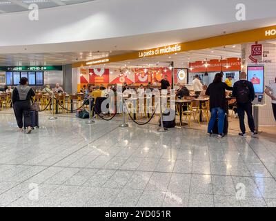 Ferno, Milan-Malpensa, Italie - 29 septembre 2024 : restaurant à l'intérieur du terminal 1 de l'aéroport international de Milan Malpensa. Banque D'Images