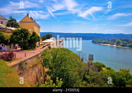 Vue sur le paysage du Danube depuis la vieille ville de Petrovaradin à flanc de colline Banque D'Images