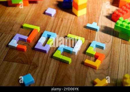 pièces de puzzle colorées interverrouillées disposées sur une surface en bois pour former les chiffres '2025' pour la nouvelle année. Les couleurs vibrantes et ludique Banque D'Images