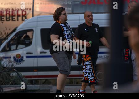 Bilbao, Espagne, 24 octobre 2024 : deux fans de Slavia Praha marchent pendant la prévisualisation du match de l'UEFA Europa League entre Athletic Club et Slavia Praha le 24 octobre 2024 à Bilbao, Espagne. Crédit : Alberto Brevers / Alamy Live News. Banque D'Images