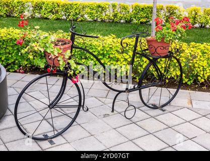 Composition de fleurs avec bicyclette stylisée Banque D'Images