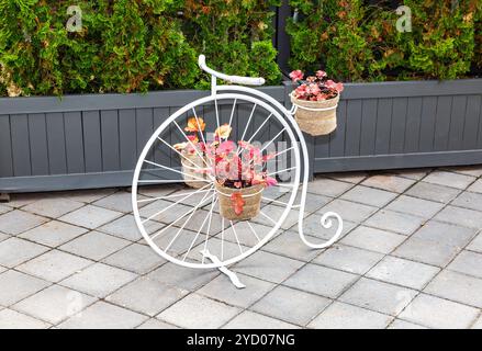 Composition de fleurs avec bicyclette stylisée Banque D'Images