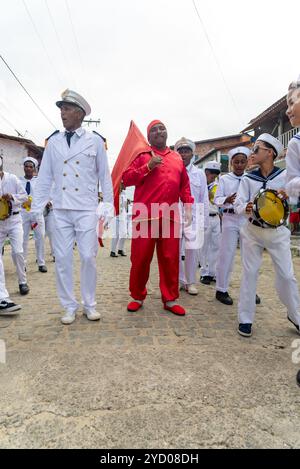 Salvador, Bahia, Brésil - 03 août 2024 : les membres du groupe culturel Cheganca et Marujada sont vus chanter et danser pendant un défilé dans la CIT Banque D'Images