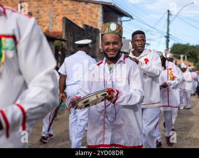 Saubara, Bahia, Brésil - 03 août 2024 : le groupe culturel Marujada, vêtu de vêtements traditionnels, est vu défiler lors d'une réunion de Chegancas. Sauba Banque D'Images