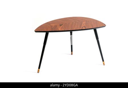 Table basse brune de forme triangulaire irrégulière isolée sur fond blanc. Banque D'Images