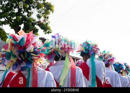 Saubara, Bahia, Brésil - 03 août 2024 : le groupe culturel Marujada, vêtu de vêtements traditionnels, est vu défiler lors d'une réunion de Chegancas. Sauba Banque D'Images