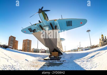 Samara, Russie - le 28 janvier 2018 : Monument à basse altitude avion Iliouchine attaque '2' de la Seconde Guerre mondiale Banque D'Images