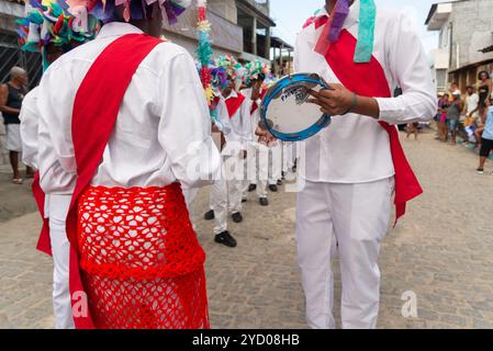 Saubara, Bahia, Brésil - 03 août 2024 : le groupe culturel Marujada, vêtu de vêtements traditionnels, est vu défiler lors d'une réunion de Chegancas. Sauba Banque D'Images