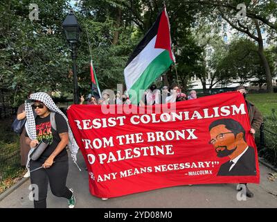 la marche pro palestinienne fait son chemin jusqu'à Broadway à New York. Grande manifestation et marche à travers Manhattan par des étudiants et d'autres personnes qui s'élèvent fermement contre la destruction de la bande de Gaza par l'armée israélienne et le meurtre de milliers de citoyens palestiniens. Banque D'Images