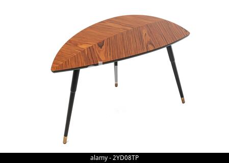 Table basse brune de forme triangulaire irrégulière isolée sur fond blanc. Banque D'Images