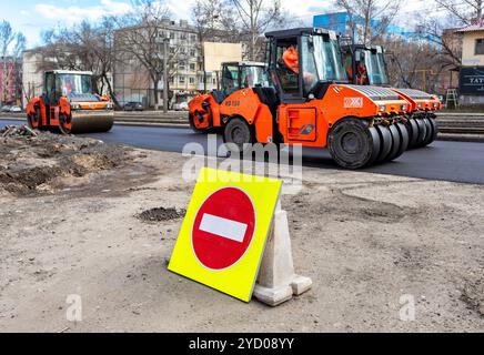 Panneau routier arrêtez-vous sur le fond de la pose de l'asphalte sur une rue de la ville Banque D'Images