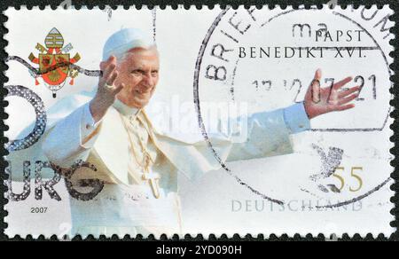 Timbre-poste oblitéré imprimé par l'Allemagne, qui montre le pape Benoît XVI, 80e anniversaire, vers 2007. Banque D'Images