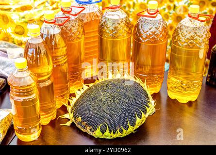 Tête de tournesol avec graines et huile de tournesol fraîche Banque D'Images
