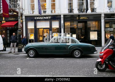 Daimler Classic vintage British car vue latérale garé sur Bond Street à l'extérieur des boutiques de créateurs de luxe West London Angleterre Grande-Bretagne KATHY DEWITT Banque D'Images