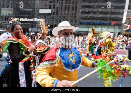 Columbia a été bien représenté dans le défilé de la Journée internationale hispanique de 2024 sur la 5e Avenue à New York. Banque D'Images