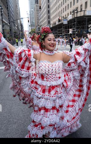 Columbia a été bien représenté dans le défilé de la Journée internationale hispanique de 2024 sur la 5e Avenue à New York. Banque D'Images