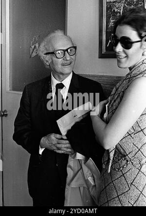 L'acteur ukraino-américain et professeur de théâtre Lee Strasberg arrive à l'aéroport d'Ezeiza avec sa conjointe vénézuélienne Anna Mizrahi, Buenos Aires, Argentine, le 5 mars 1970. Banque D'Images