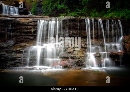 Cascade alimentée par la Jamison Creek, près de la ville de Wentworth Falls dans les Blue Mountains Australie. Ceci fait partie des chutes supérieures Banque D'Images