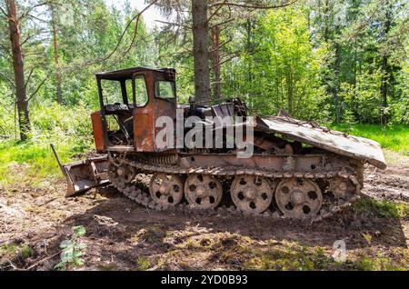 Débardeur vieux à la forêt en été. Le dérapage de la machine pour l'industrie du bois Banque D'Images