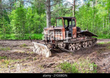 Débardeur vieux à la forêt en été. Le dérapage de la machine pour l'industrie du bois Banque D'Images