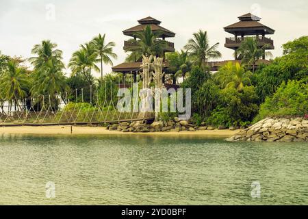 Palawan Beach avec tour d'observation sur l'île de Sentosa à Singapour Banque D'Images