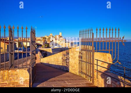 Antibes vieille ville historique de mer et points de repère, célèbre destination en Cote d Azur, France Banque D'Images