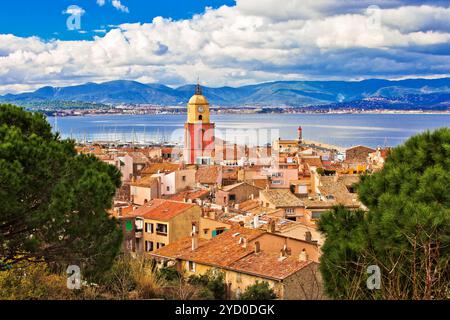 Tour de l'église du village de Saint Tropez et vue sur les vieux toits Banque D'Images