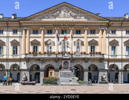 Façade de l'hôtel de ville de style néo-classique (1841), avec le Monument aux morts d'Aoste (1924), Piazza Chanoux, Aoste, Vallée d'Aoste, Italie Banque D'Images