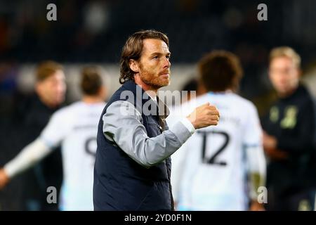 MKM Stadium, Hull, Angleterre - 23 octobre 2024 Scott Parker Manager de Burnley reconnaît les fans itinérants - après le match Hull City v Burnley, EFL Championship, 2024/25, MKM Stadium, Hull, Angleterre - 23 octobre 2024 crédit : Arthur Haigh/WhiteRosePhotos/Alamy Live News Banque D'Images