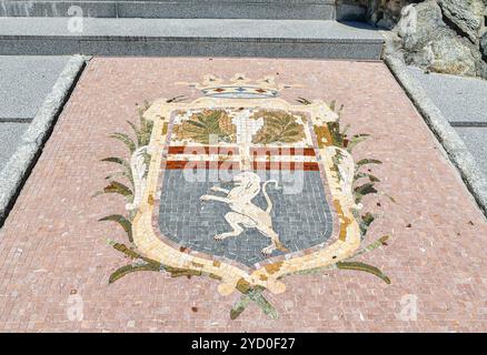 Vue en grand angle des armoiries en mosaïque d'Aoste au pied du Monument aux morts sur la Piazza Chanoux, Aoste, Vallée d'Aoste, Italie Banque D'Images