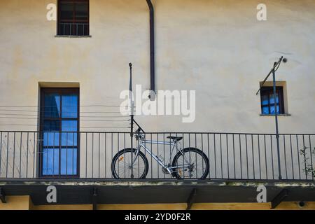 Un vélo sur le balcon d'une vieille maison, Aoste, Vallée d'Aoste, Italie Banque D'Images